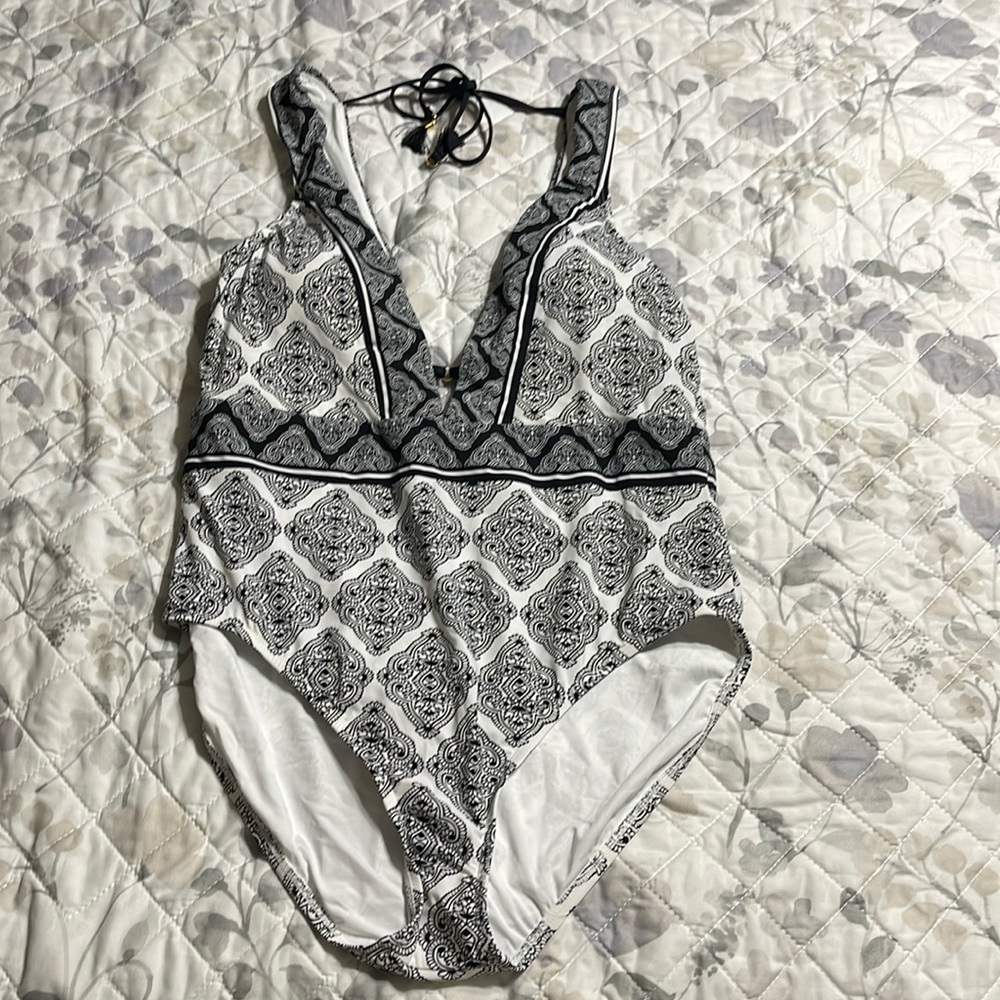 NWT La Blanca plunge one piece swimsuit 16